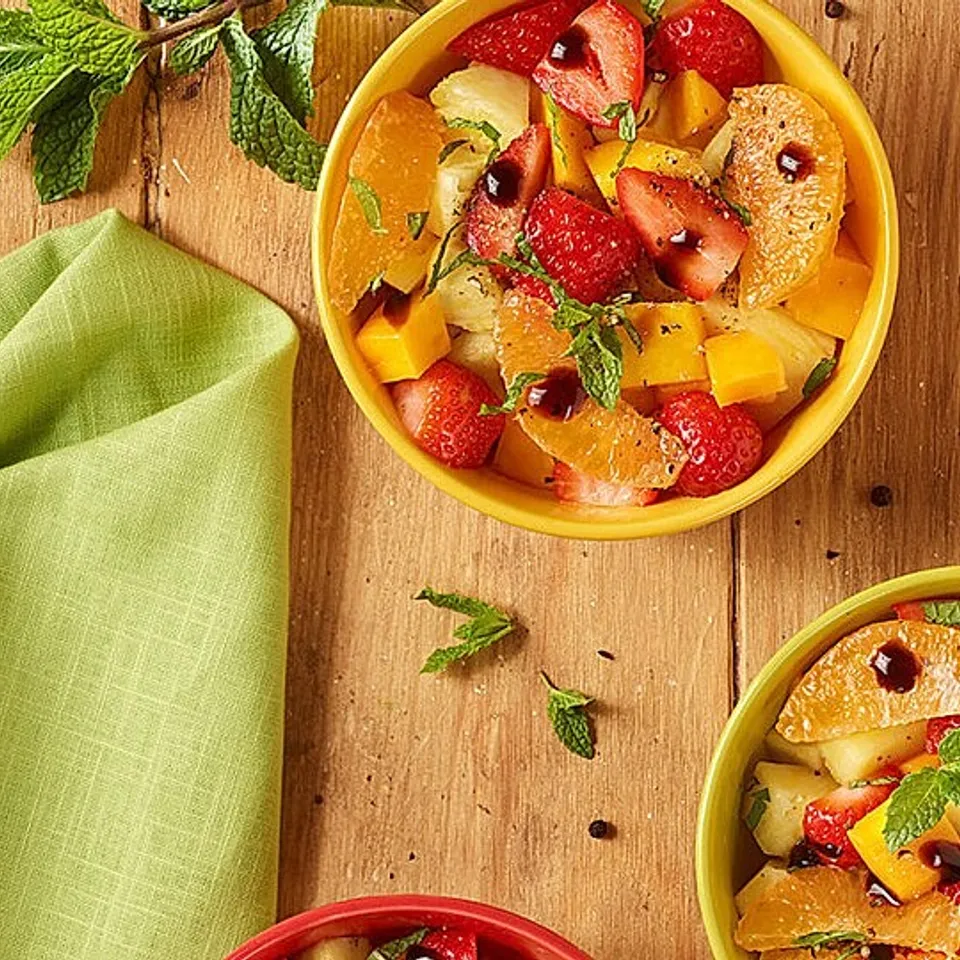 Bunter Obstsalat mit Balsamico