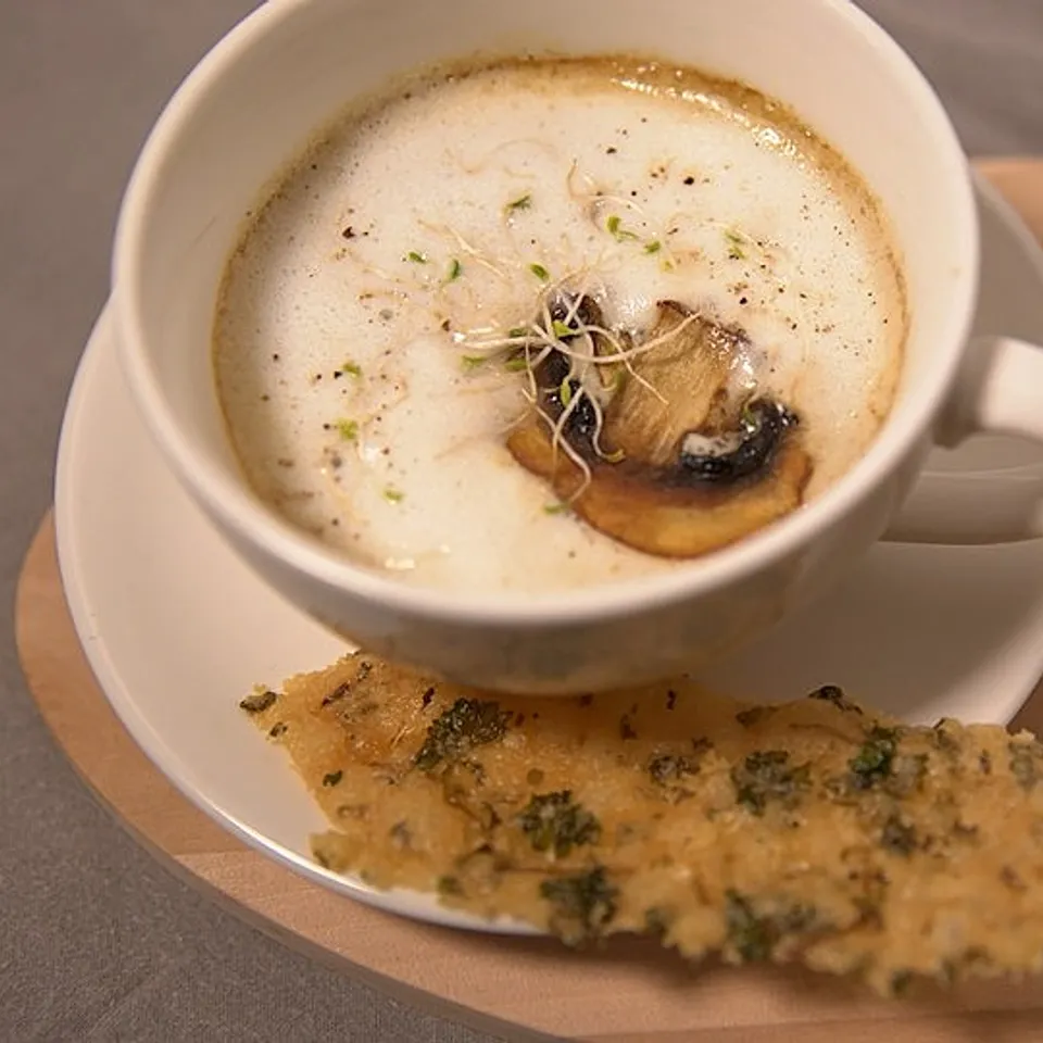 Waldpilz-Cappuccino mit Parmesan-Petersilien-Knusper und Walnussbrot
