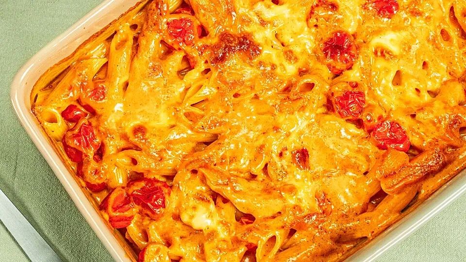 Cremiger Nudelauflauf mit würziger Tomatensauce