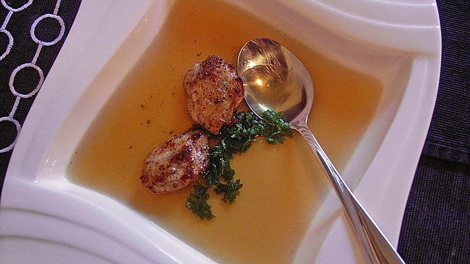 Klare Wachtelsuppe mit gebratenen Wachtelbrüsten