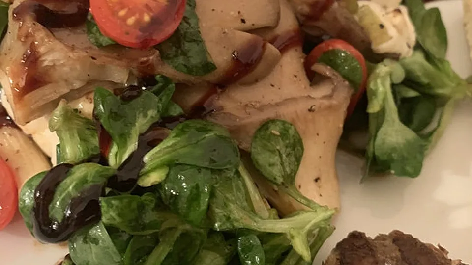 Lauwarmer Feldsalat mit Austernpilzen, Tomaten und Mozzarella