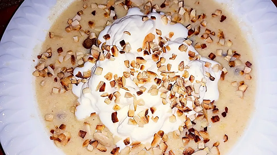 Warme Buttermilchsuppe mit Rosinen und Schlagsahne