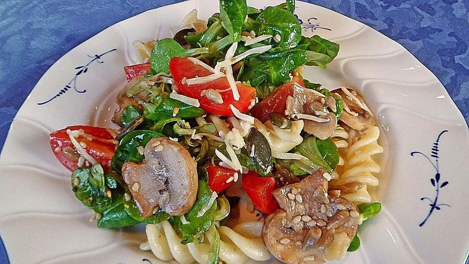 Mediterraner Nudelsalat ohne Mayo mit Feldsalat und getrockneten Tomaten