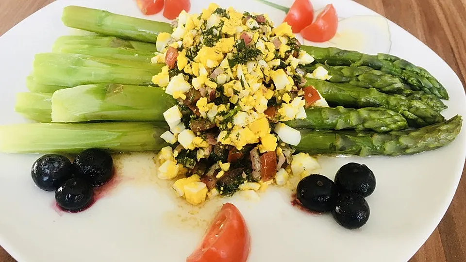 Spargel mit Tomaten-Vinaigrette und Ei