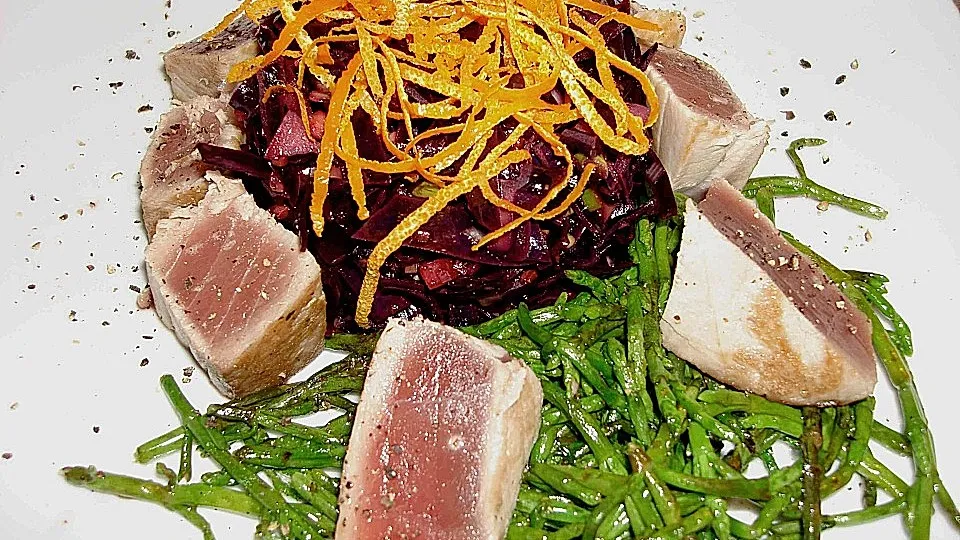 Rotkohlsalat mit Thunfisch und Seealgen