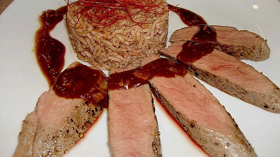 Rehrücken auf Nelken-Dattel-Sauce mit Zimtreis