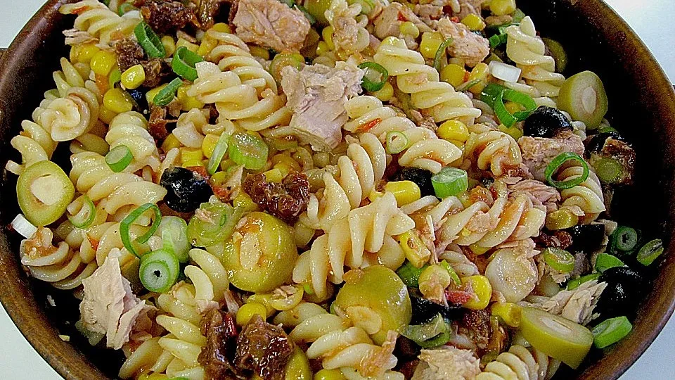 Nudelsalat mit getrockneten Tomaten, Oliven und Thunfisch