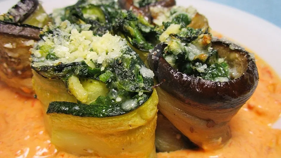 Auberginen-Zucchini-Röllchen mit Blattspinat und Parmesan