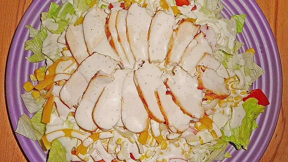 Großer Salatteller mit Hähnchenbrustfilet