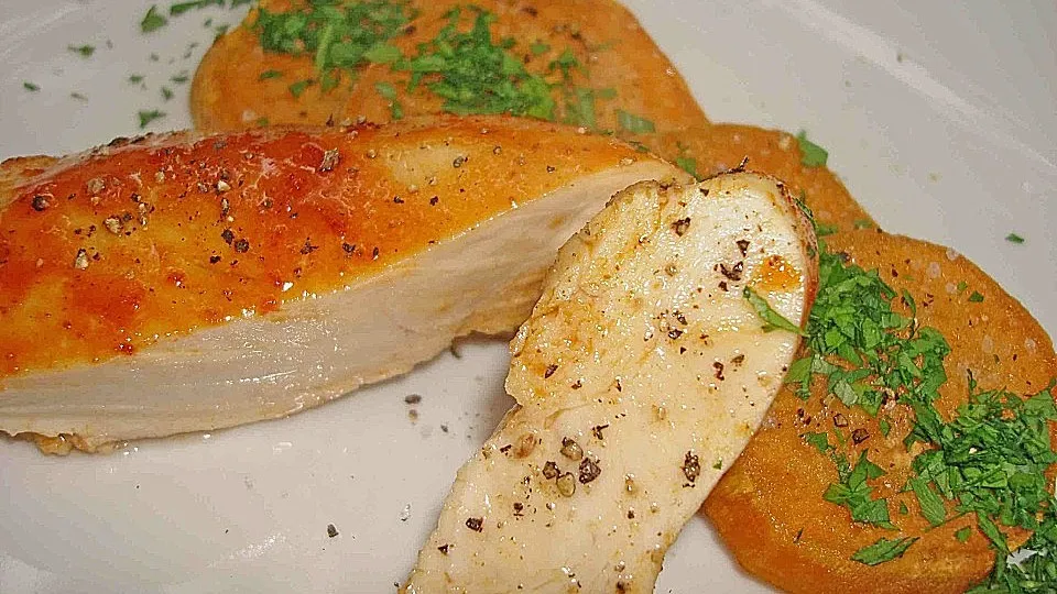 Glasierte Hühnerbrust mit Harissa und Batatentalern