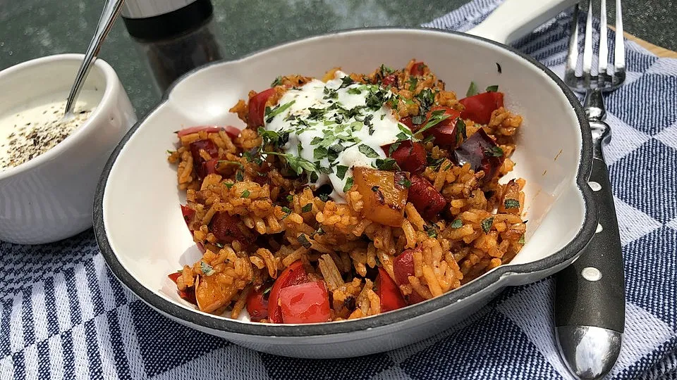 Paprika-Reis-Pfanne mit Joghurtsauce