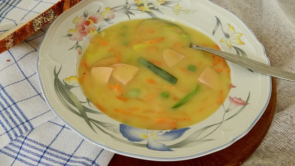 Kartoffelcremesuppe mit Gemüseeinlage und Würstchenscheiben