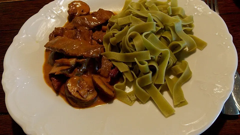 Feurig-scharfe Champignon-Rotwein-Sahne-Soße zu Pasta