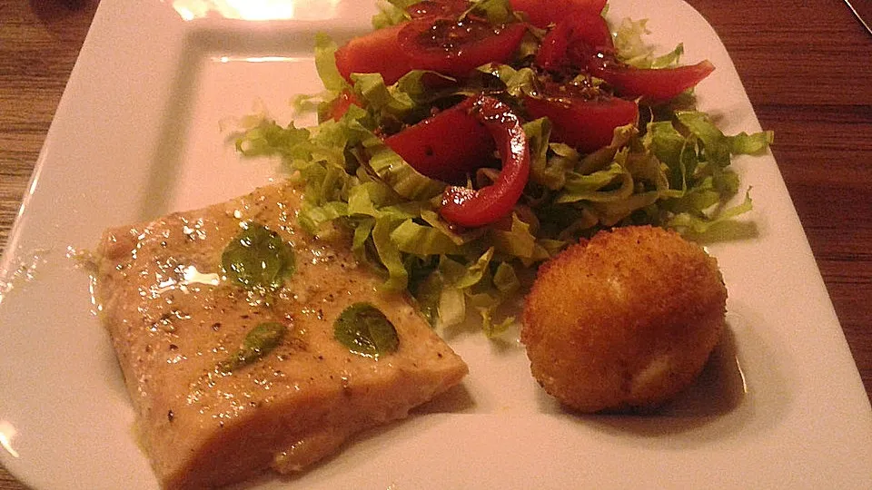 Gegarter Lachs an Salat mit frittiertem Ei