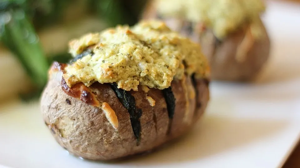 Hasselback-Kartoffeln mit Spinat und Schafskäse