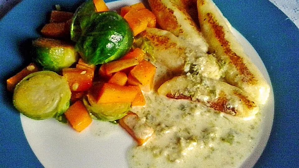 Gebratenes Herbstgemüse mit Schupfnudeln an Käse-Rosenkohlsoße