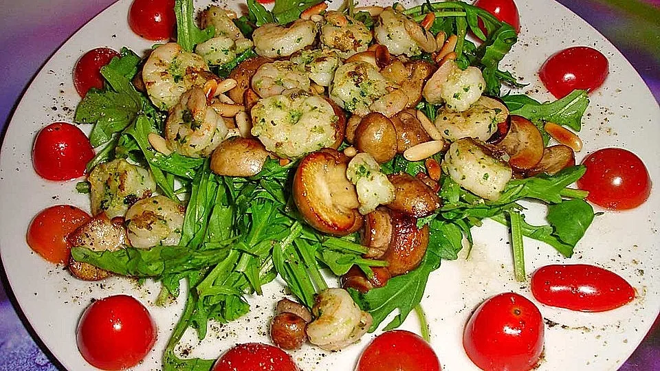 Rucola mit marinierten Scampi, Tomaten und Champignons