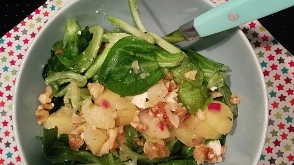 Kartoffelsalat mit Feta, Feldsalat und Nüssen