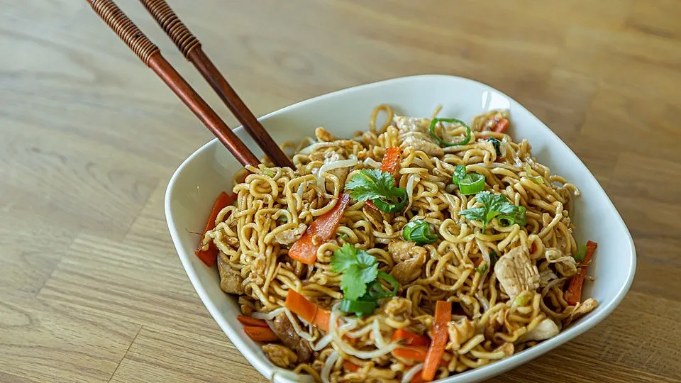 Chinesisch gebratene Nudeln mit Hühnchenfleisch, Ei und Gemüse