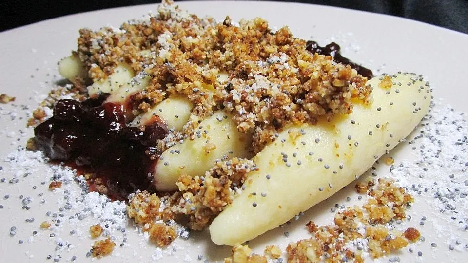 Mohnnudeln mit Nussbröseln