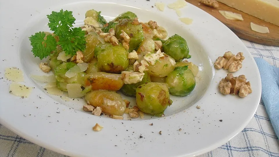 Gnocchi-Rosenkohl-Pfanne mit Walnüssen und Gorgonzola