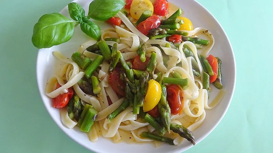 Linguine mit grünem Spargel