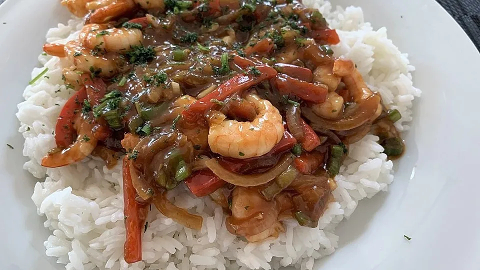 Wok mit Garnelen, Paprika und Minze