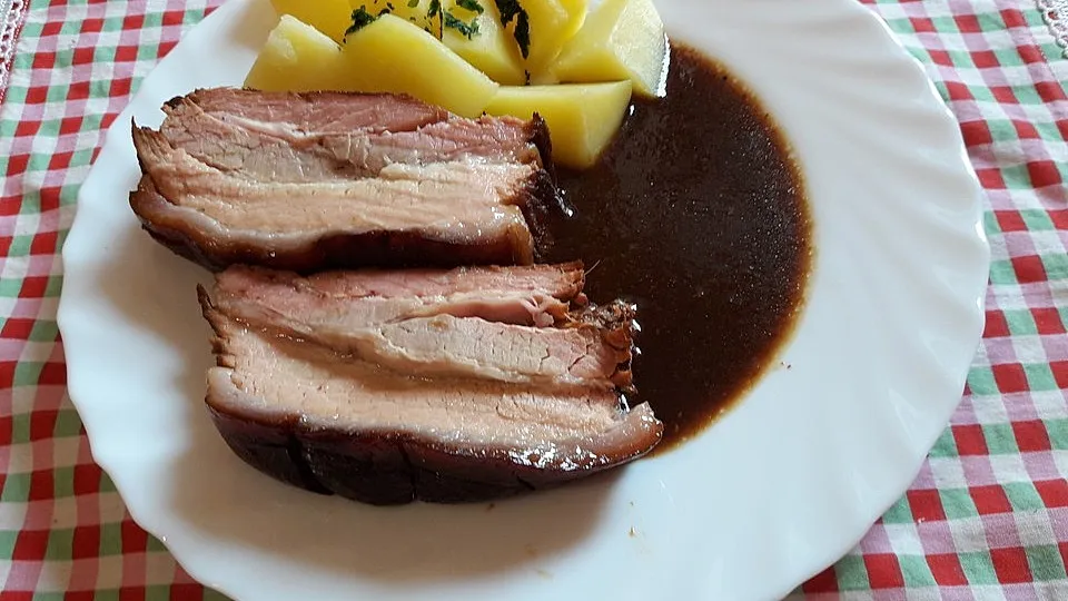 Schweinebauch mit Backpflaumen und Äpfeln
