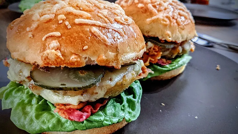 Falafel-Burger mit Ofenkartoffeln