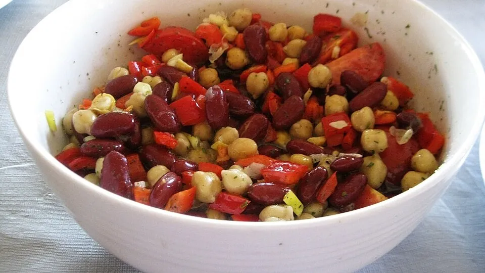 Salat von Kichererbsen und Kidneybohnen mit Avocado