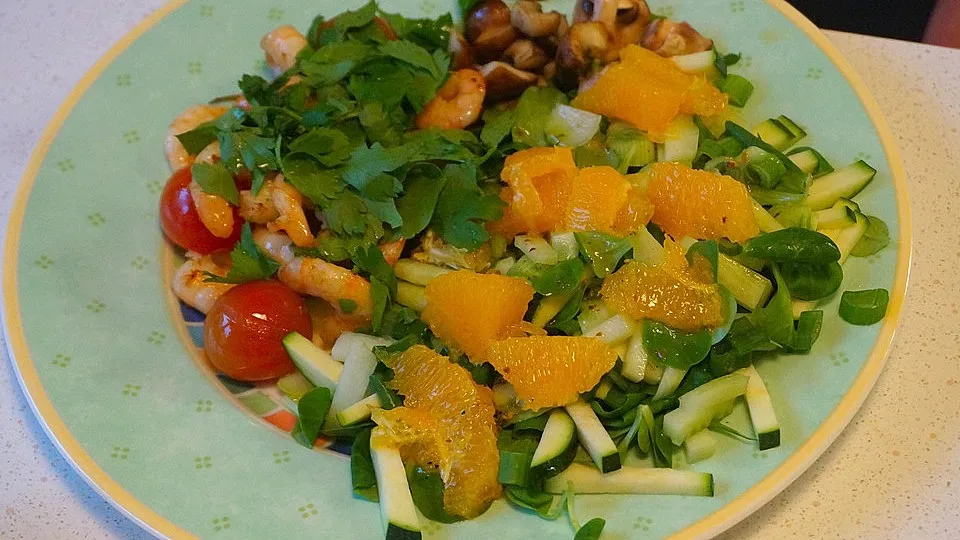 Lauwarmer Zucchini-Garnelen-Champignonsalat mit Orangen
