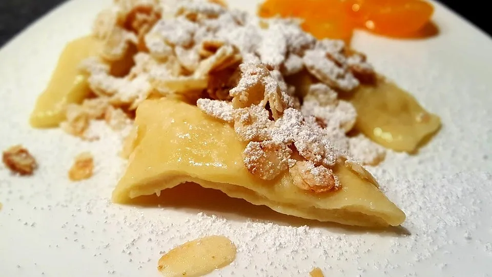 Süße Aprikosen-Mandel-Maultaschen