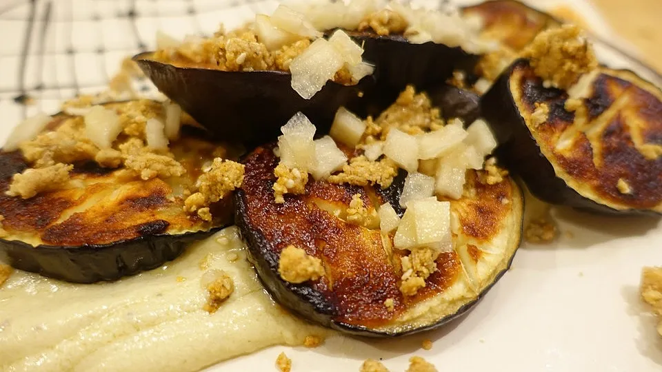 Gegrillte Aubergine auf Tahin-Mayonnaise mit Dukkah und fermentiertem Kohlrabi