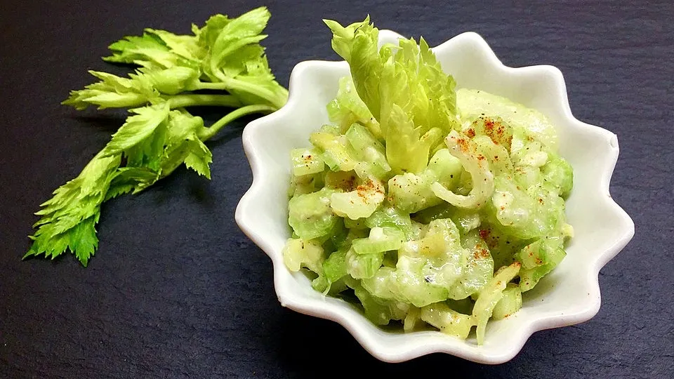 Staudensellerie-Salat