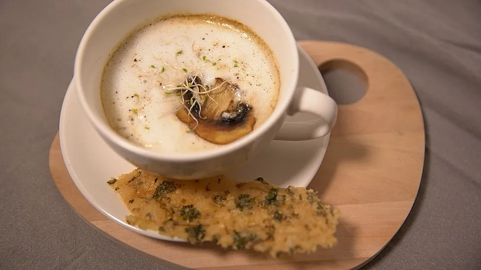 Waldpilz-Cappuccino mit Parmesan-Petersilien-Knusper und Walnussbrot