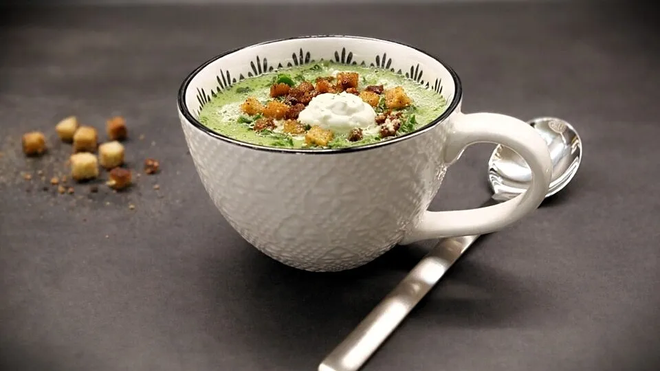 Vegane Schaumsuppe von Feldsalat mit Speckaroma-Croûtons
