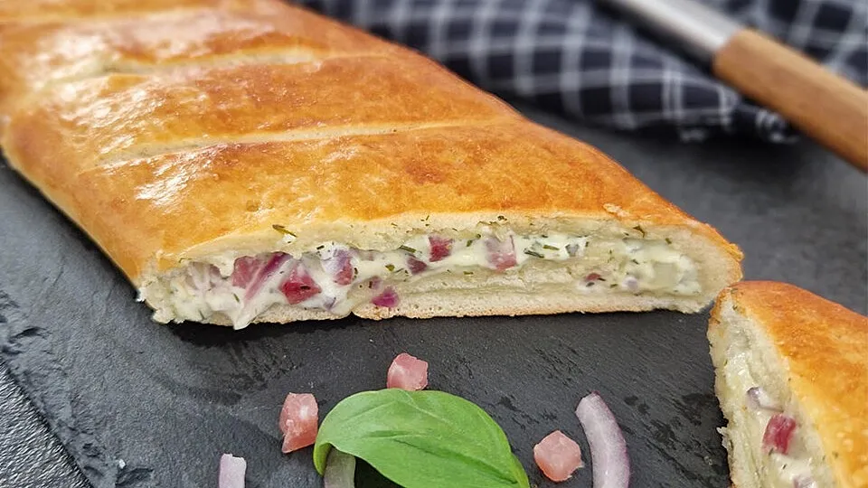 Zwiebelbrot mit Frischkäse und Speck von Henglein