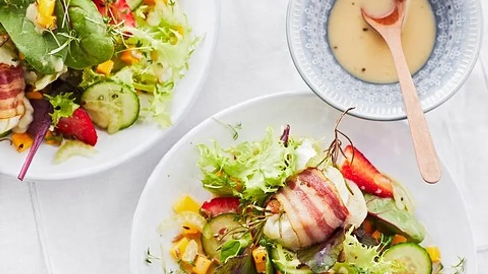 Gebackener Ziegenkäse im Speckmantel auf fruchtigem Salat mit Honig-Senf-Vinaigrette