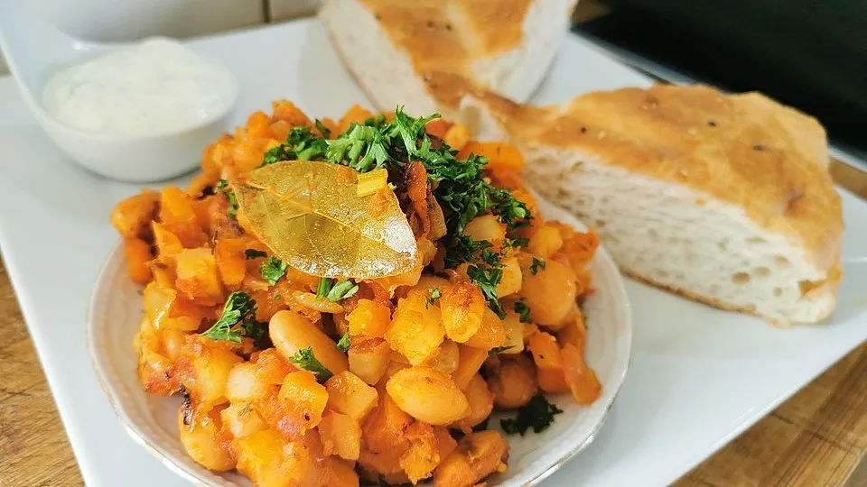 Griechische dicke weiße Bohnen in Tomatensoße