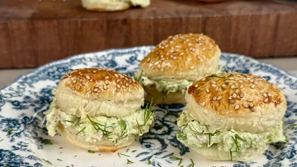 Blätterteig-Bites mit Lachs & Avocado
