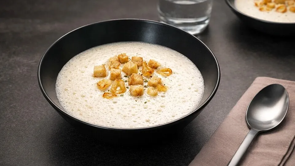 Cremige Schaumsuppe vom jungen Knoblauch mit feinen Knoblauch-Chips und Croûtons