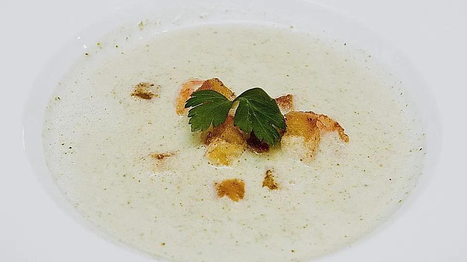 Brokkolicremesüppchen mit gebratenen Gambas und Croutons