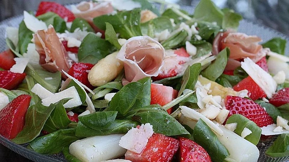 Spargelsalat mit Erdbeeren und Balsamico-Vinaigrette