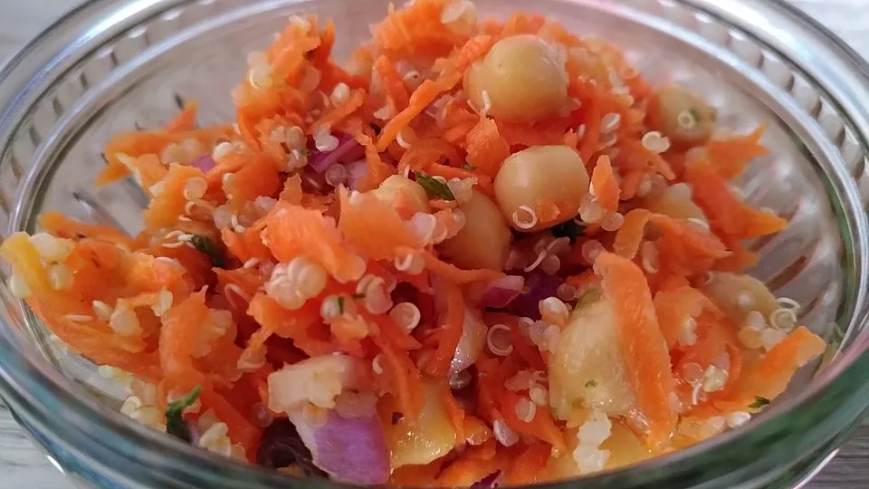 Quinoa-Kichererbsen-Superfood-Salat