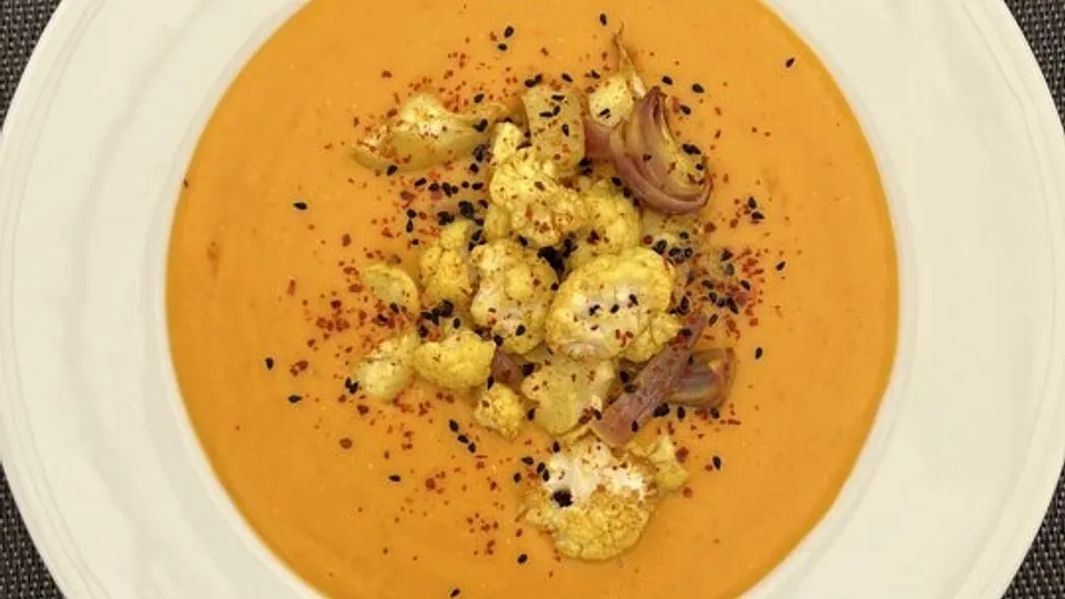 Vegane Curry-Linsensuppe mit gebackenem Blumenkohl