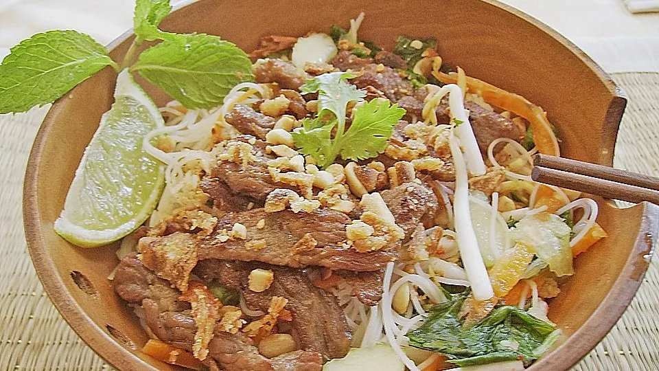 Reisnudelsalat mit Rindfleisch und Zitronengras