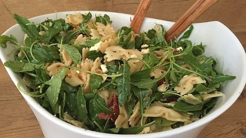 Mediterraner Nudelsalat mit getrockneten Tomaten und Pinienkernen