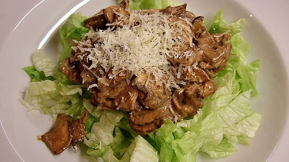 Illes Eisbergsalat unter warmer Champignonhaube
