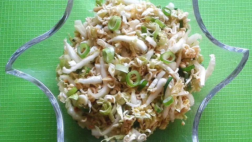 Asia-Nudelsalat mit Chinakohl
