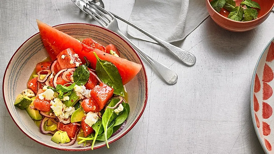 Wassermelonen-Avocado-Salat mit Feta und Minze